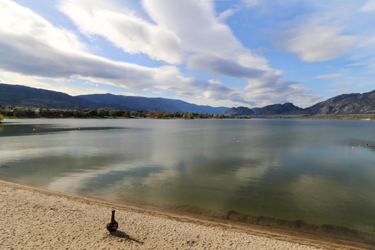 Richter Pass Beach Resort Осойос Екстериор снимка