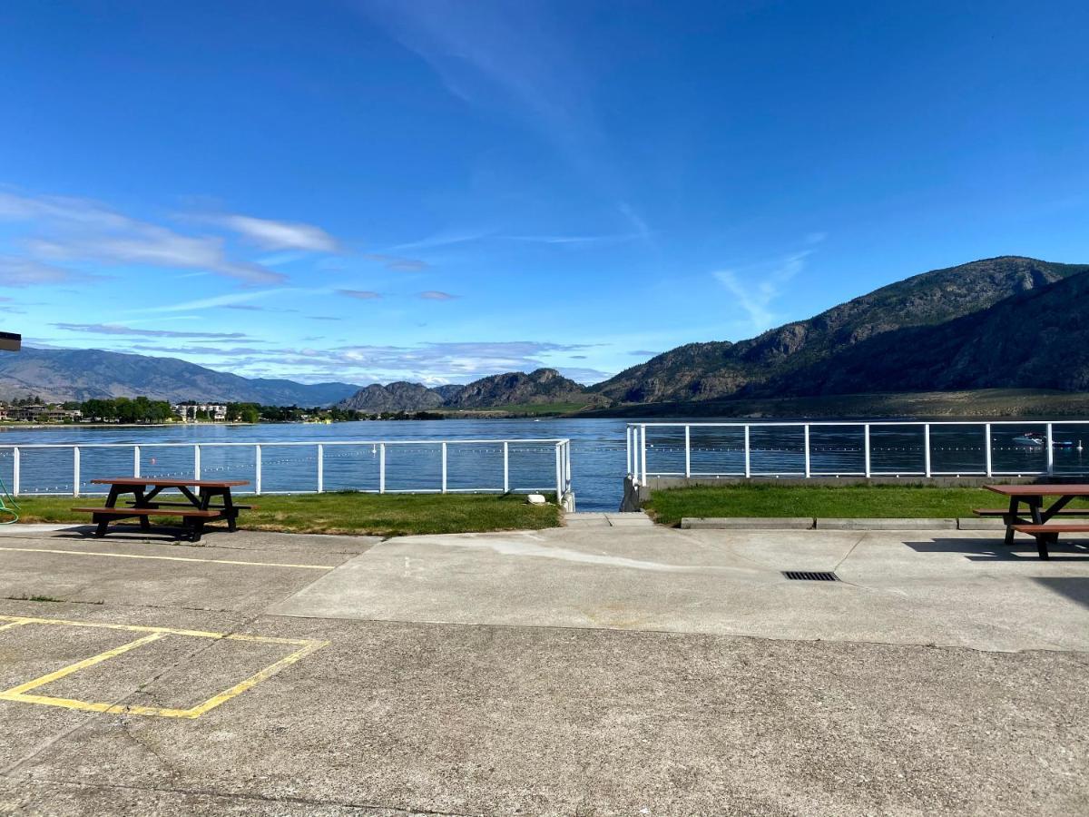 Richter Pass Beach Resort Осойос Екстериор снимка