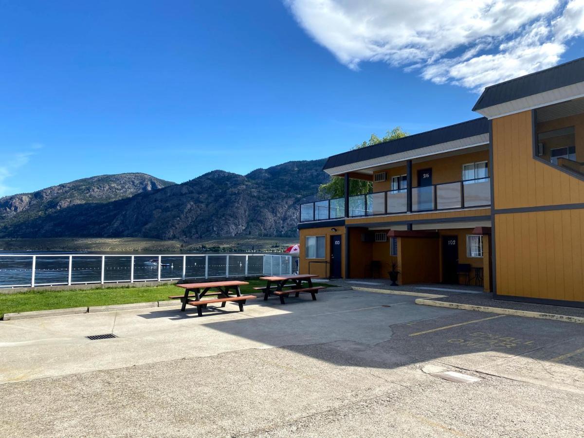 Richter Pass Beach Resort Осойос Екстериор снимка